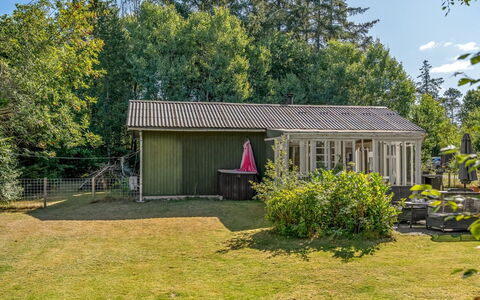 Ane - 1.7Km from the Sea: Gras, Baum, Haus, Dach, Strauch, Zuhause, Hütte, Garten, Grundstueck