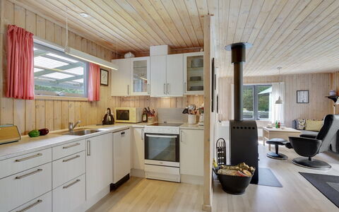 Ane - 1.7Km from the Sea: Küche, Holz, Interior Design, Countertop, Flooring, Decke, Möbel, Fussboden, Zimmer, Küchengerät