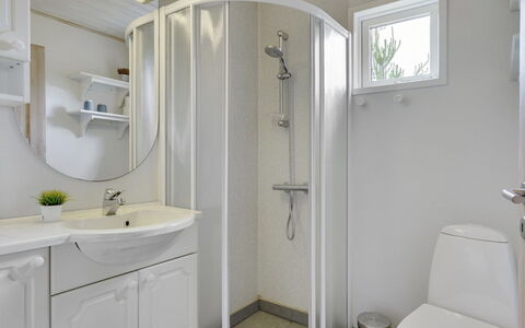 Ane - 1.7Km from the Sea: Bad Sink, Armatur, Sinken, Interior Design, Badezimmer, Flooring, Zapfhahn, Fussboden, Decke, Installation