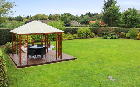 Jyde - 1.5Km from the Sea: Gazebo, Garten, Strauch, Pavillon, Schatten, Grundstueck, Rasen, Hinterhof, Ground
