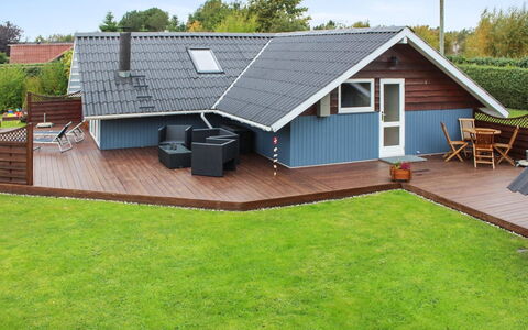 Jyde - 1.5Km from the Sea: Dach, Garten, Schatten, Hütte, Deck, Garten, Rasen, Hartholz, Holzbeize, Terrasse