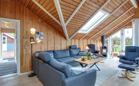 Jyde - 1.5Km from the Sea: Holz, Decke, Interior Design, Zuhause, Hartholz, Holzboden, Wohnzimmer, Holzbeize, Planke, Stuhl