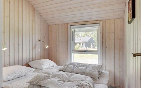 Richard - 4Km from the Sea: Holz, Schlafzimmer, Decke, Fussboden, Bett, Flooring, Bettdecke, Bedding, Planke, Hartholz