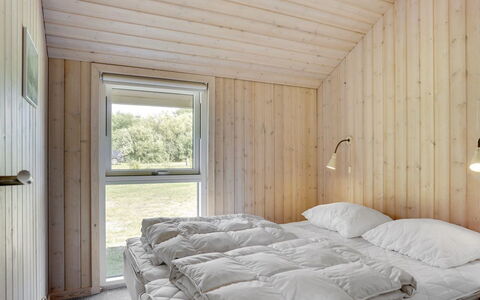 Richard - 4Km from the Sea: Holz, Schlafzimmer, Decke, Bett, Bedding, Bettdecke, Hartholz, Planke, Holzbeize, Bettrahmen