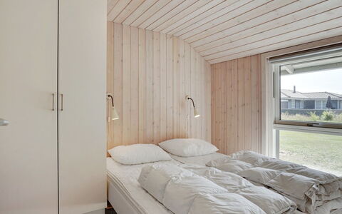 Richard - 4Km from the Sea: Holz, Decke, Schlafzimmer, Fussboden, Interior Design, Flooring, Bett, Bettdecke, Bedding, Hartholz