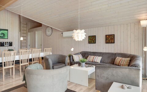 Richard - 4Km from the Sea: Möbel, Interior Design, Flooring, Holz, Fussboden, Decke, Wohnzimmer, Couch, Zimmer, Holzboden