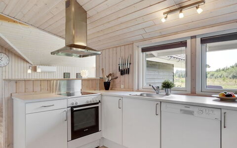 Richard - 4Km from the Sea: Holz, Küche, Flooring, Decke, Countertop, Interior Design, Light Fixture, Küchengerät, Fussboden, Zuhause