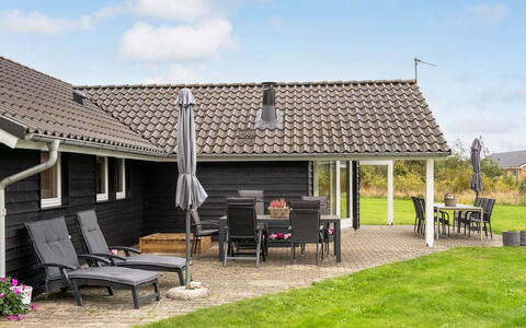 Richard - 4Km from the Sea: Dach, Hütte, Abstellgleis, Rasen, Garten, Veranda, Schatten, Bauernhaus, Estate, Landscaping