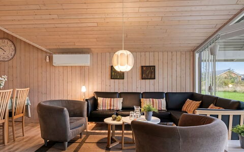 Richard - 4Km from the Sea: Möbel, Interior Design, Holz, Flooring, Decke, Fussboden, Couch, Wohnzimmer, Light Fixture, Zuhause
