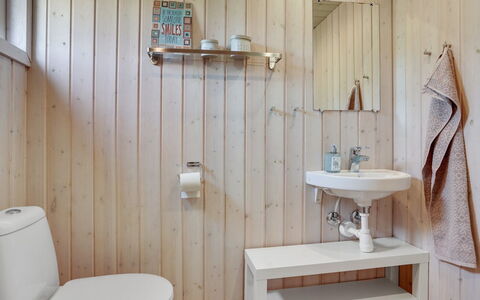 Richard - 4Km from the Sea: Wand, Holz, Flooring, Armatur, Interior Design, Fussboden, Badezimmer, Toilette, Toilleten Sitz, Bad Sink