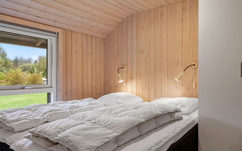 Richard - 4Km from the Sea: Bett, Schlafzimmer, Bettdecke, Holz, Bedding, Decke, Interior Design, Flooring, Fussboden, Bettrahmen
