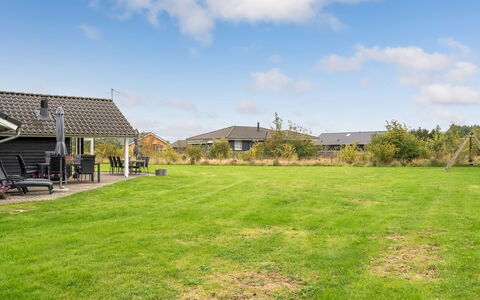 Richard - 4Km from the Sea: Dach, Grundstueck, Einfach, Hütte, Rasen, Schatten, Estate, Garten, Garten, Bauernhaus