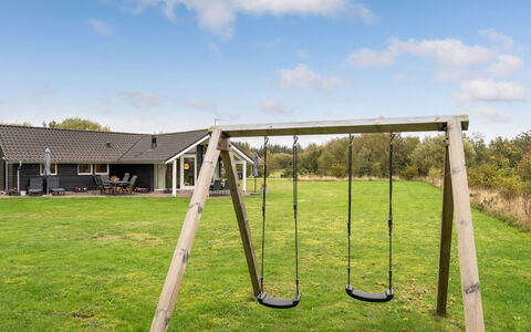 Richard - 4Km from the Sea: Spielmittel, Schwingen, Einfach, Spielplatz, Rasen, Park, Garten, Schatten, Garten, Landscaping