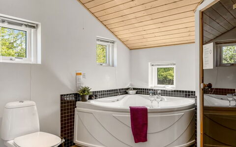 Dorithea - 3.5Km from the Sea: Interior Design, Armatur, Flooring, Decke, Fussboden, Badewanne, Installation, Badezimmer, Zimmer, Zapfhahn