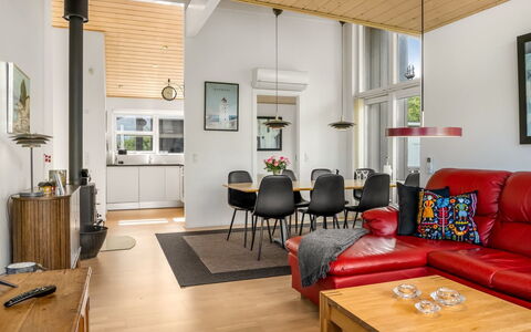 Dorithea - 3.5Km from the Sea: Möbel, Interior Design, Flooring, Couch, Fussboden, Holz, Decke, Wohnzimmer, Zimmer, Holzboden