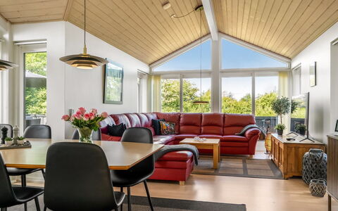 Dorithea - 3.5Km from the Sea: Möbel, Interior Design, Couch, Decke, Holz, Flooring, Wohnzimmer, Fussboden, Tabelle, Stuhl