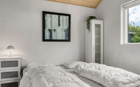 Dorithea - 3.5Km from the Sea: Bett, Schlafzimmer, Interior Design, Holz, Möbel, Decke, Bettdecke, Bedding, Flooring, Fussboden
