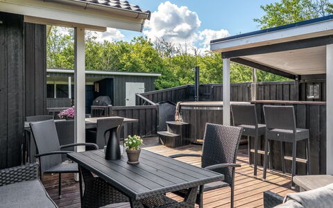Dorithea - 3.5Km from the Sea: Holz, Möbel, Flooring, Fussboden, Zuhause, Holzboden, Hartholz, Deck, Veranda, Gartenmöbel