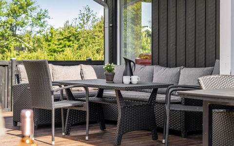 Dorithea - 3.5Km from the Sea: Holz, Möbel, Gartenmöbel, Tisch Im Freien, Deck, Schatten, Terrasse, Veranda, Hartholz, Blumentopf