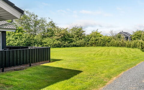 Dorithea - 3.5Km from the Sea: Strauch, Grundstueck, Garten, Rasen, Ground, Landscaping, Hütte, Wiese, Garten, Estate