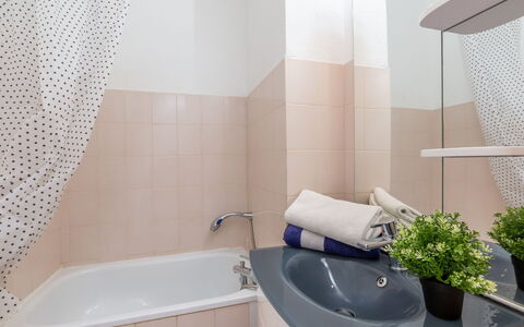 Les Jardins de la Nartelle Plage: Pflanze, Armatur, Zapfhahn, Sinken, Badewanne, Badezimmer, Produkt, Blumentopf, Interior Design, Beleuchtung