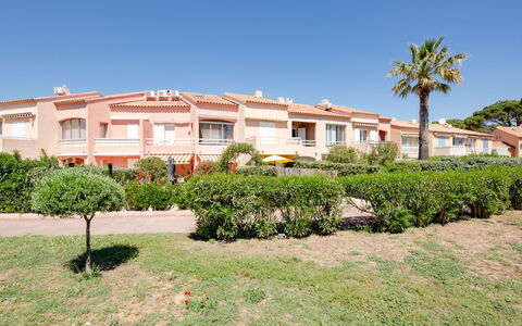 Les Jardins de la Nartelle Plage: Pflanze, Himmel, Eigentum, Pflanzengemeinschaft, Gebäude, Baum, Fenster, Grundstueck, Gras, Arecales