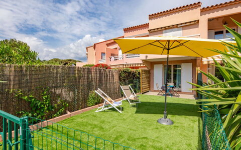 Les Jardins de la Nartelle Plage: Wohngebiet, Zuhause, Garten, Wohnung, Balkon, Landscaping, Estate, Rasen, Garten, Eco Hotel