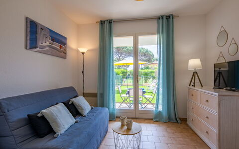Les Jardins de la Nartelle Plage: Möbel, Flooring, Interior Design, Fussboden, Stuhl, Zuhause, Zimmer, Decke, Wohnung, Wohnzimmer
