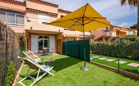 Les Jardins de la Nartelle Plage: Garten, Rasen, Schatten, Landscaping, Garten, Hinterhof, Freizeit, Kunstrasen, Eco Hotel, Hof