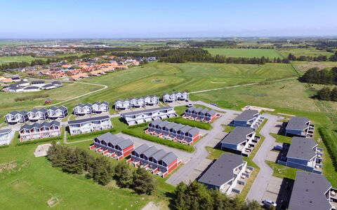 Jören - 700M from the Sea: Wohngebiet, Dach, Vorort, Auffahrt, Estate, Kamin