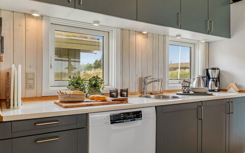 Fanney - 100M from the Sea: Küchengerät, Küche, Countertop, Major Appliance, Interior Design, Cabinetry, Haushaltsgerät, Möbel, Flooring, Kleingeräte