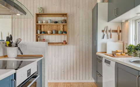 Fanney - 100M from the Sea: Küche, Countertop, Küchengerät, Interior Design, Holz, Möbel, Flooring, Major Appliance, Decke, Cabinetry