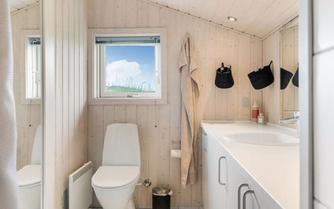Fanney - 100M from the Sea: Holz, Armatur, Flooring, Fussboden, Toilette, Interior Design, Installation, Badezimmer, Sinken, Zuhause