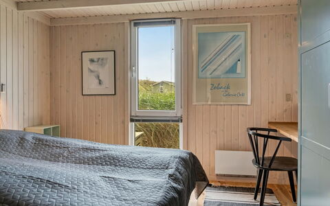Fanney - 100M from the Sea: Schlafzimmer, Holz, Bett, Fussboden, Bettdecke, Interior Design, Flooring, Bedding, Bettrahmen, Decke