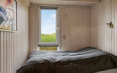 Fanney - 100M from the Sea: Schlafzimmer, Bett, Holz, Bettdecke, Bedding, Fussboden, Flooring, Interior Design, Linens, Decke