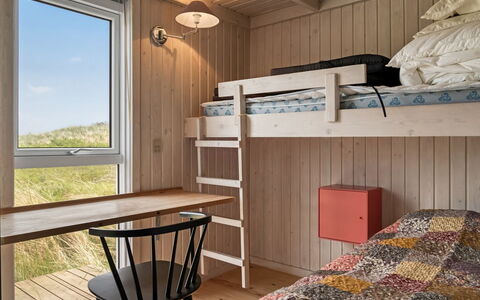 Fanney - 100M from the Sea: Schlafzimmer, Holz, Interior Design, Bett, Möbel, Decke, Flooring, Fussboden, Etagenbett, Bettrahmen