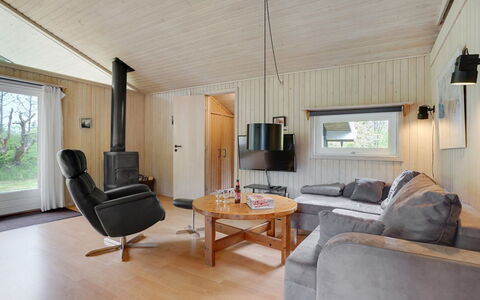 Evan - 1.3Km from the Sea: Holz, Interior Design, Decke, Möbel, Zimmer, Flooring, Wohnzimmer, Zuhause, Fussboden, Couch