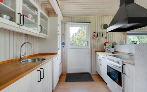 Evan - 1.3Km from the Sea: Küche, Flooring, Holz, Interior Design, Countertop, Fussboden, Decke, Holzboden, Küchengerät, Zuhause