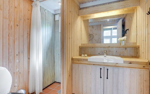 Evan - 1.3Km from the Sea: Flooring, Holz, Fussboden, Interior Design, Armatur, Decke, Zimmer, Installation, Zapfhahn, Badezimmer