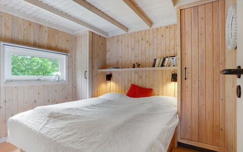 Evan - 1.3Km from the Sea: Holz, Schlafzimmer, Interior Design, Flooring, Decke, Fussboden, Bett, Zimmer, Beleuchtung, Möbel