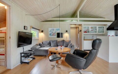 Evan - 1.3Km from the Sea: Interior Design, Decke, Holz, Möbel, Flooring, Couch, Zimmer, Fussboden, Wohnzimmer, Light Fixture