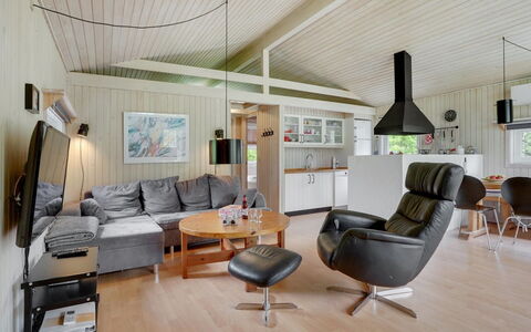 Evan - 1.3Km from the Sea: Interior Design, Möbel, Decke, Couch, Holz, Flooring, Wohnzimmer, Zimmer, Fussboden, Light Fixture