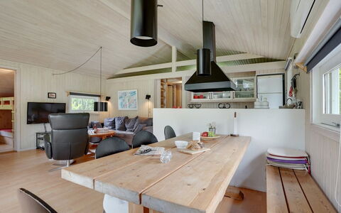 Evan - 1.3Km from the Sea: Holz, Decke, Interior Design, Flooring, Möbel, Fussboden, Zimmer, Zuhause, Light Fixture, Wohnzimmer