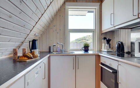 Viona - 350M from the Sea: Holz, Küche, Flooring, Decke, Interior Design, Fussboden, Countertop, Cabinetry, Küchengerät, Major Appliance