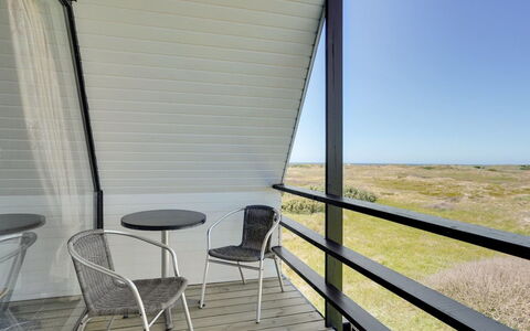 Viona - 350M from the Sea: Balkon, Schatten, Stuhl, Daylighting, Hartholz, Aluminium, Geländer, Gartenmöbel