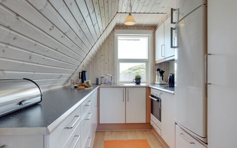 Viona - 350M from the Sea: Küche, Flooring, Countertop, Holz, Küchengerät, Interior Design, Decke, Fussboden, Cabinetry, Major Appliance