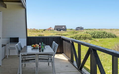 Viona - 350M from the Sea: Holz, Hartholz, Planke, Holzboden, Deck, Balkon, Holzbeize, Promenade, Geländer, Veranda