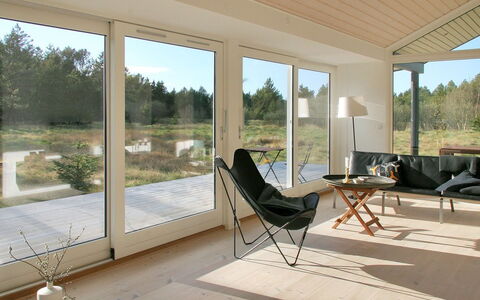 Melinda - 2Km from the Sea: Holz, Möbel, Flooring, Fussboden, Holzboden, Stuhl, Hartholz, Holzbeize, Wohnzimmer, Kaffetisch