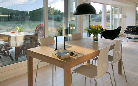 Melinda - 2Km from the Sea: Möbel, Interior Design, Stuhl, Flooring, Fussboden, Tabelle, Küche & Esszimmer Tisch, Esszimmer, Holz, Decke