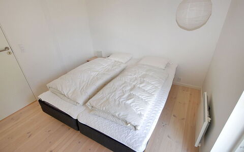 Melinda - 2Km from the Sea: Schlafzimmer, Holz, Fussboden, Flooring, Bett, Möbel, Bedding, Bettdecke, Interior Design, Linens